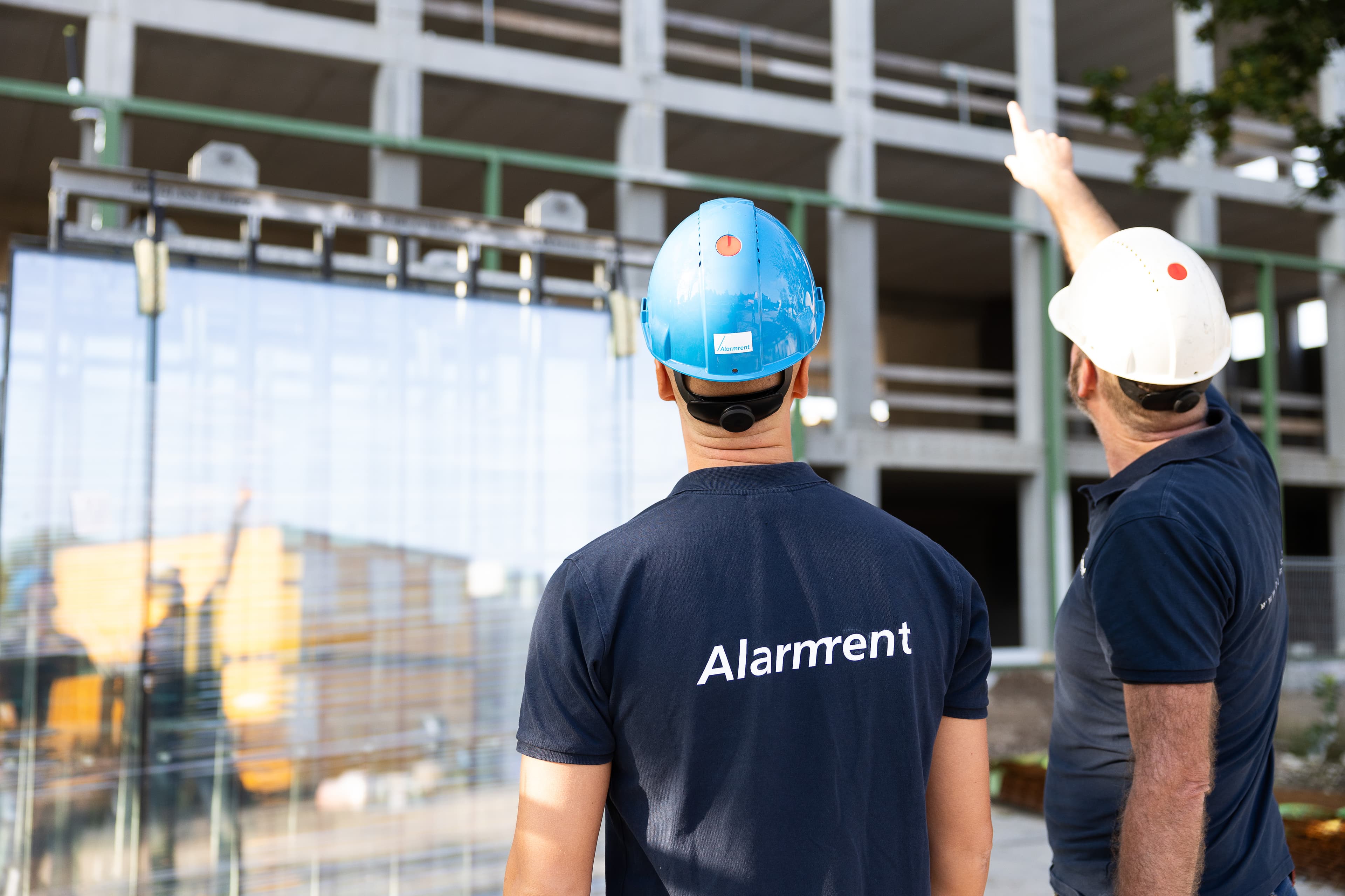 Medewerkers van Alarmrent adviseren over veiligheid op een bouwterrein.
