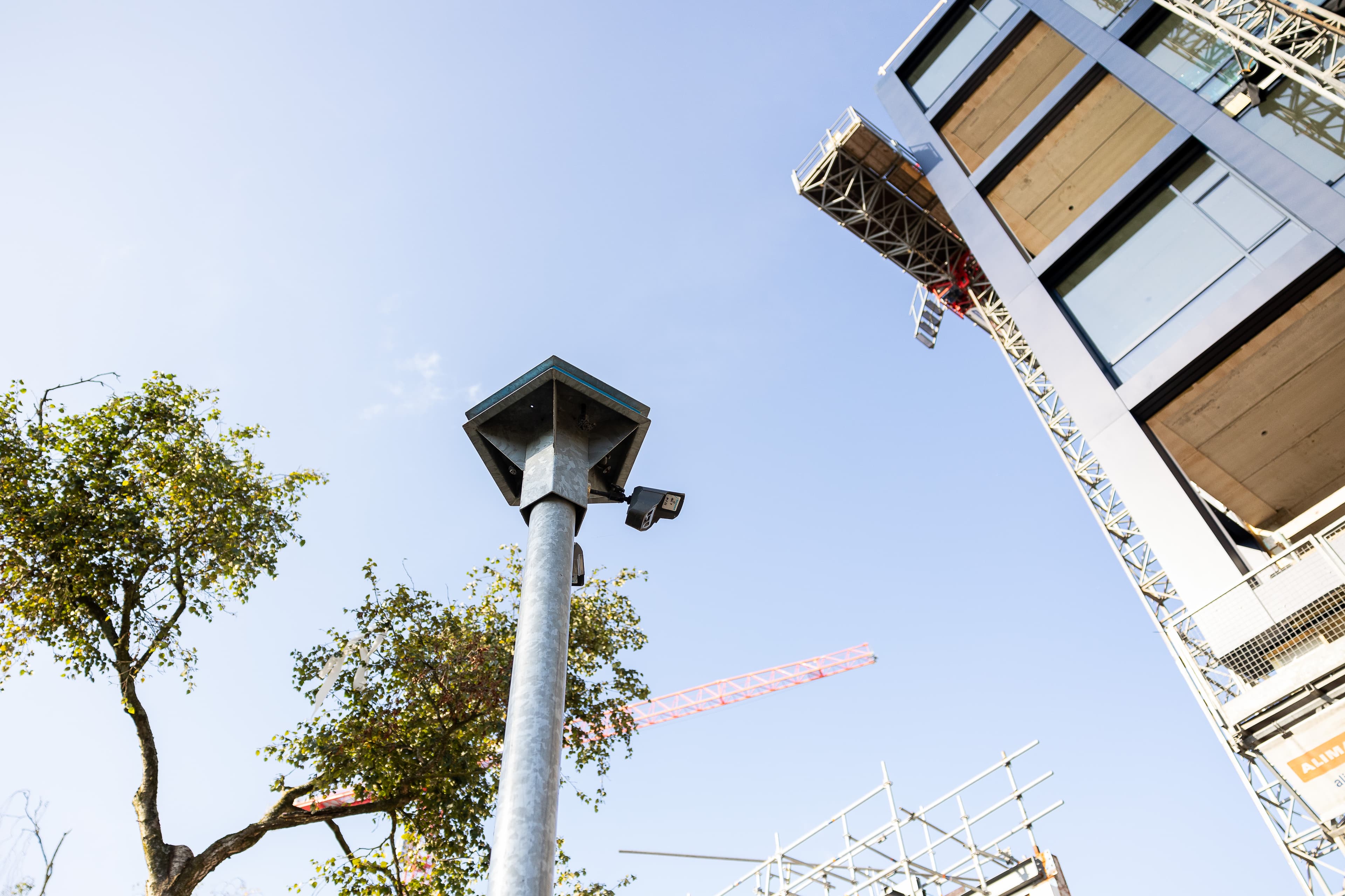 Het Alarmrent SmartGuardsysteem bewaakt schaarse bouwmaterialen op een bouwplaats.