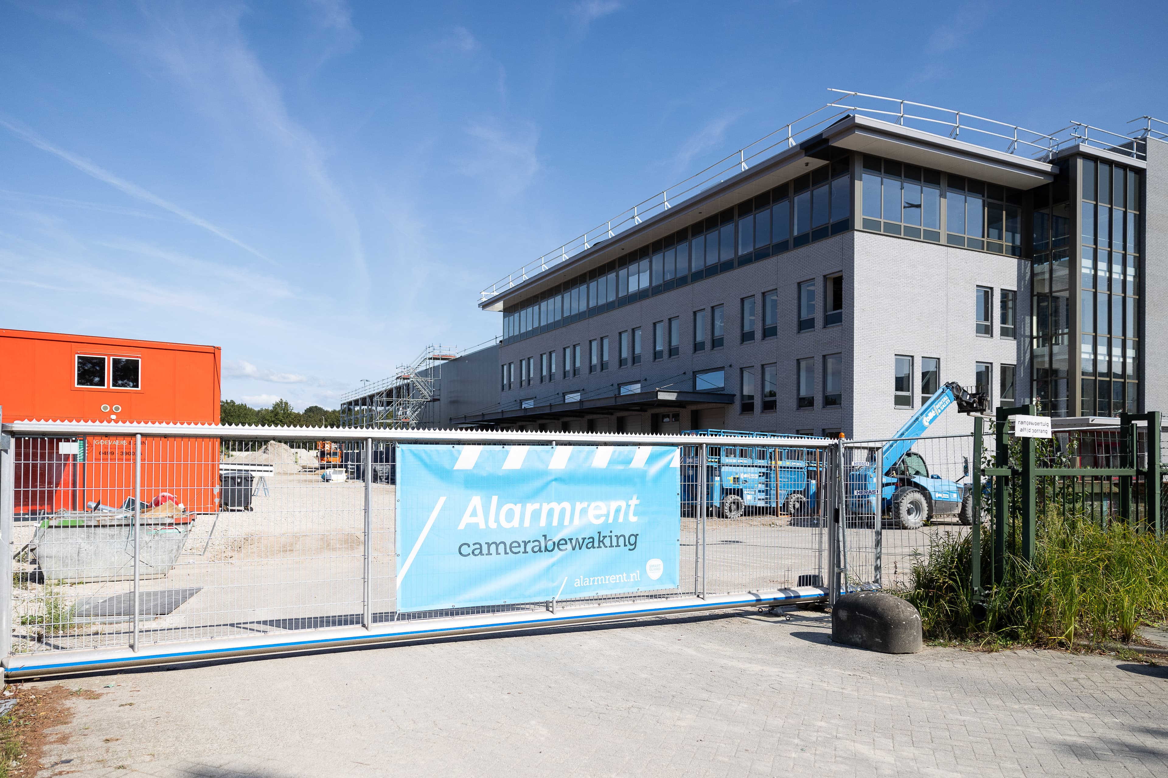 Afgesloten bouwterrein met een Alarmrent bouwdoek en onzichtbare camerabeveiliging.
