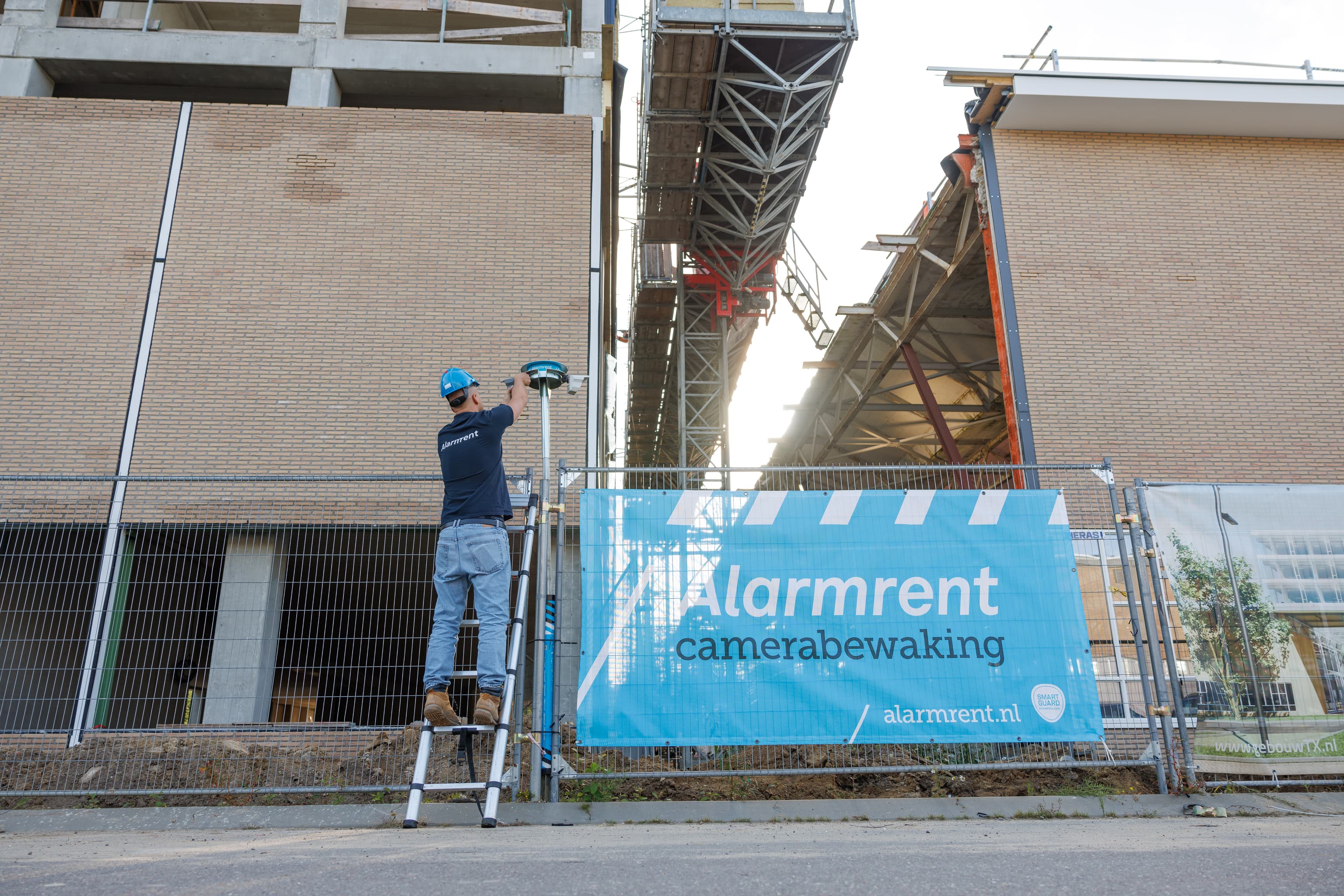 Alarmrent medewerker installeert SmartGuard beveiligingssysteem.