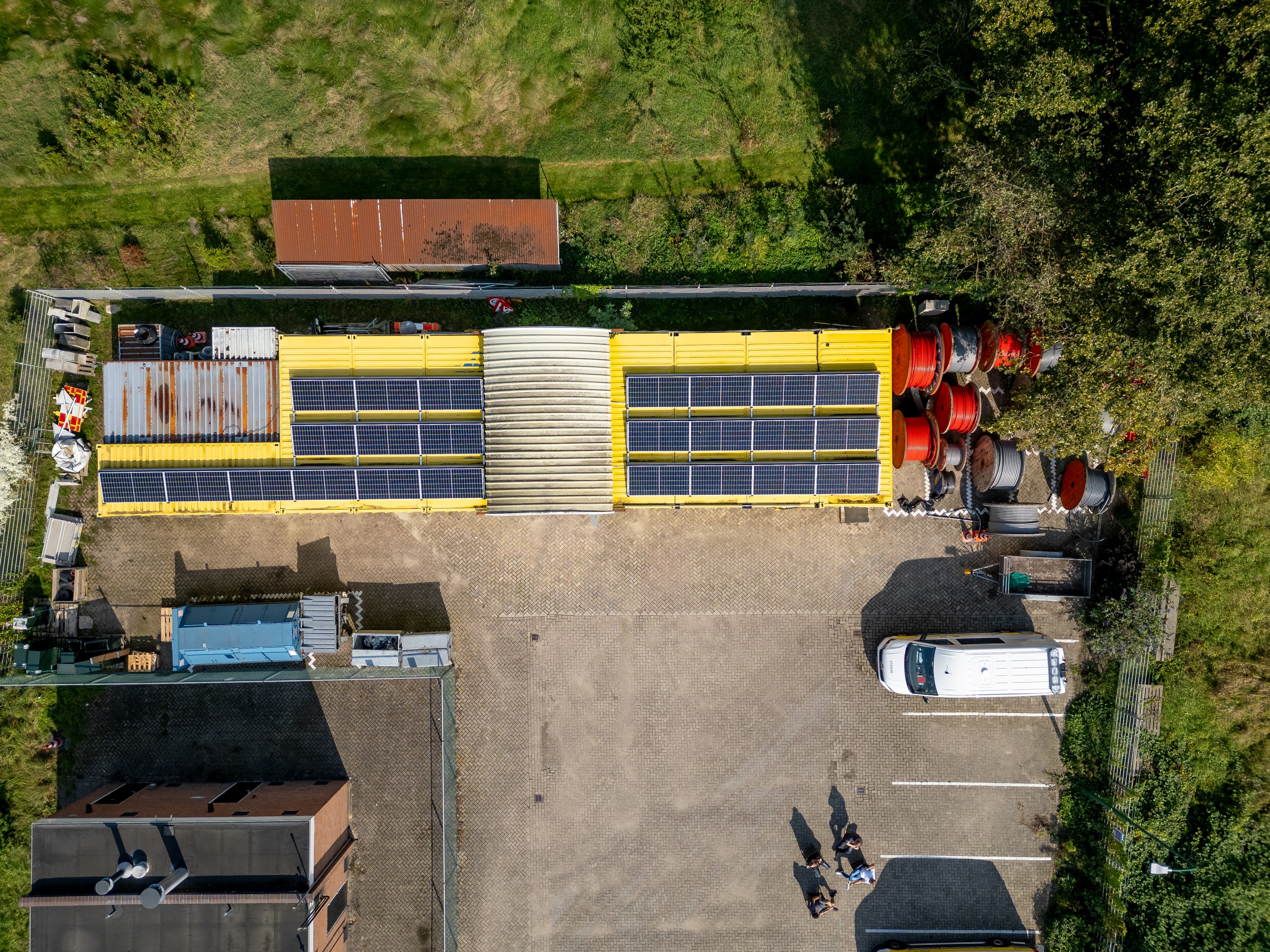 Luchtfoto van een bedrijventerrein.