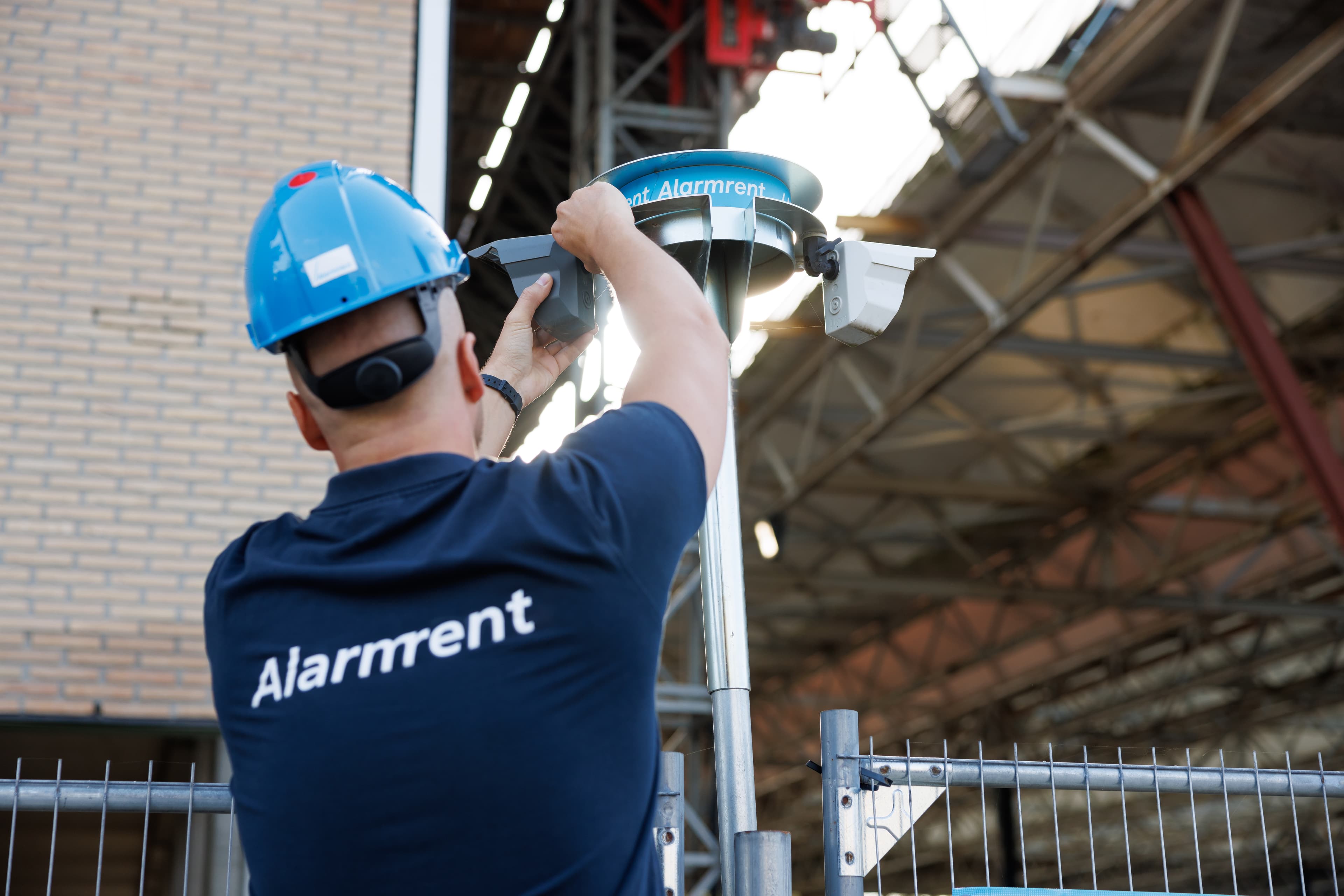 Een medewerker van Alarmrent installeert SmartGuard, ons flexibele bewakingssysteem voor bouwplaatsen.